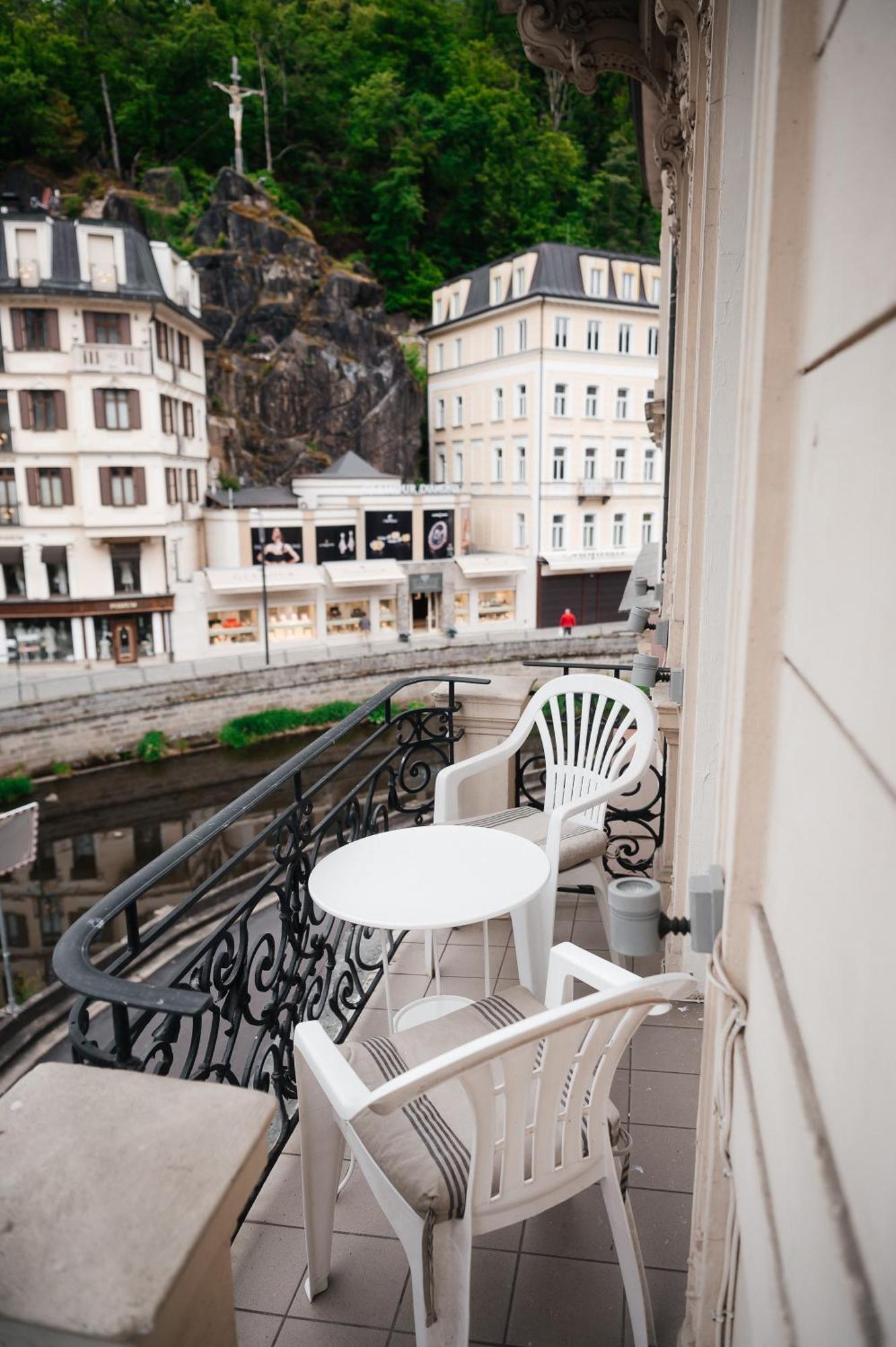 Alisa Hotel Karlovy Vary Exteriör bild