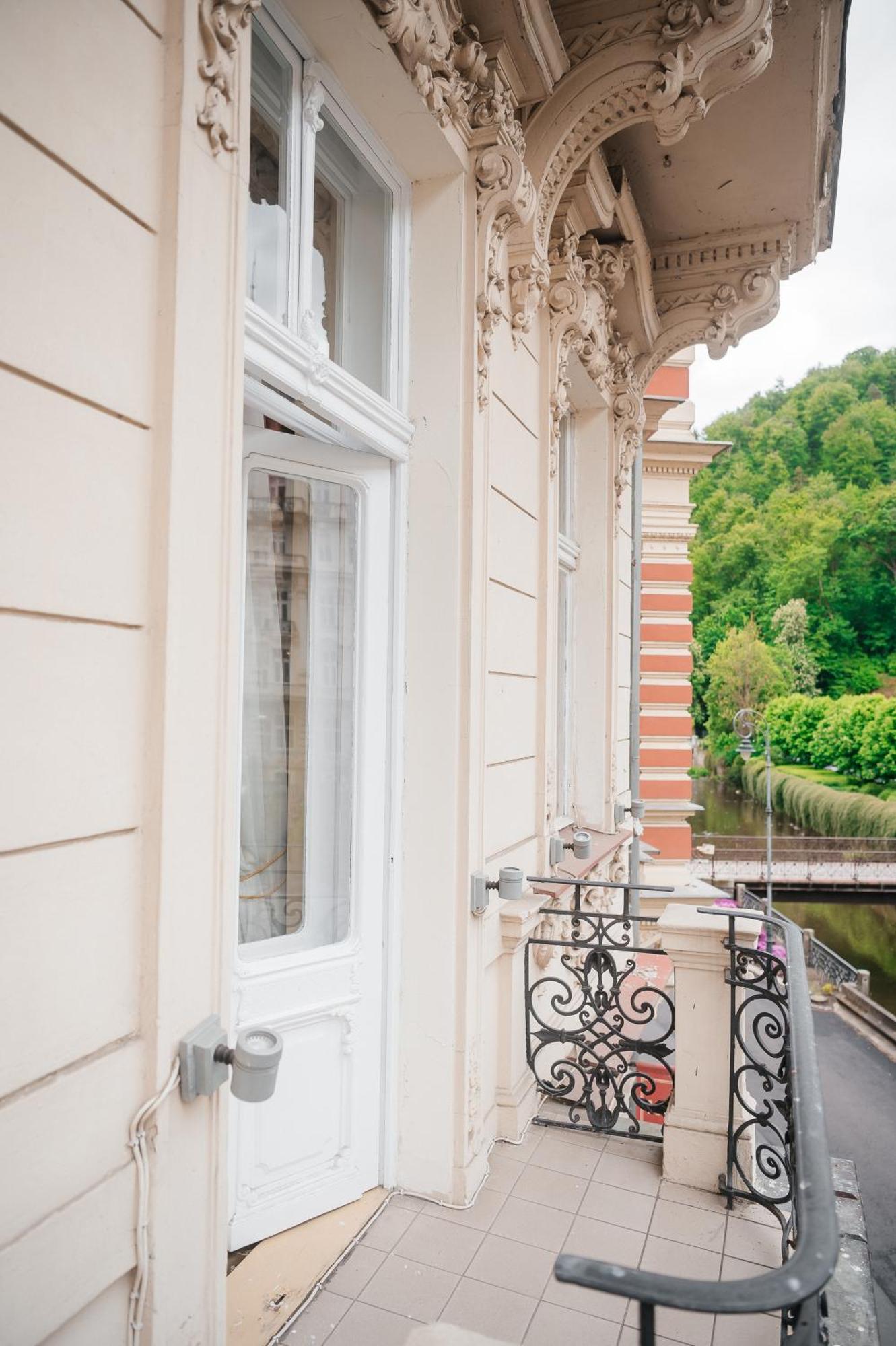Alisa Hotel Karlovy Vary Exteriör bild