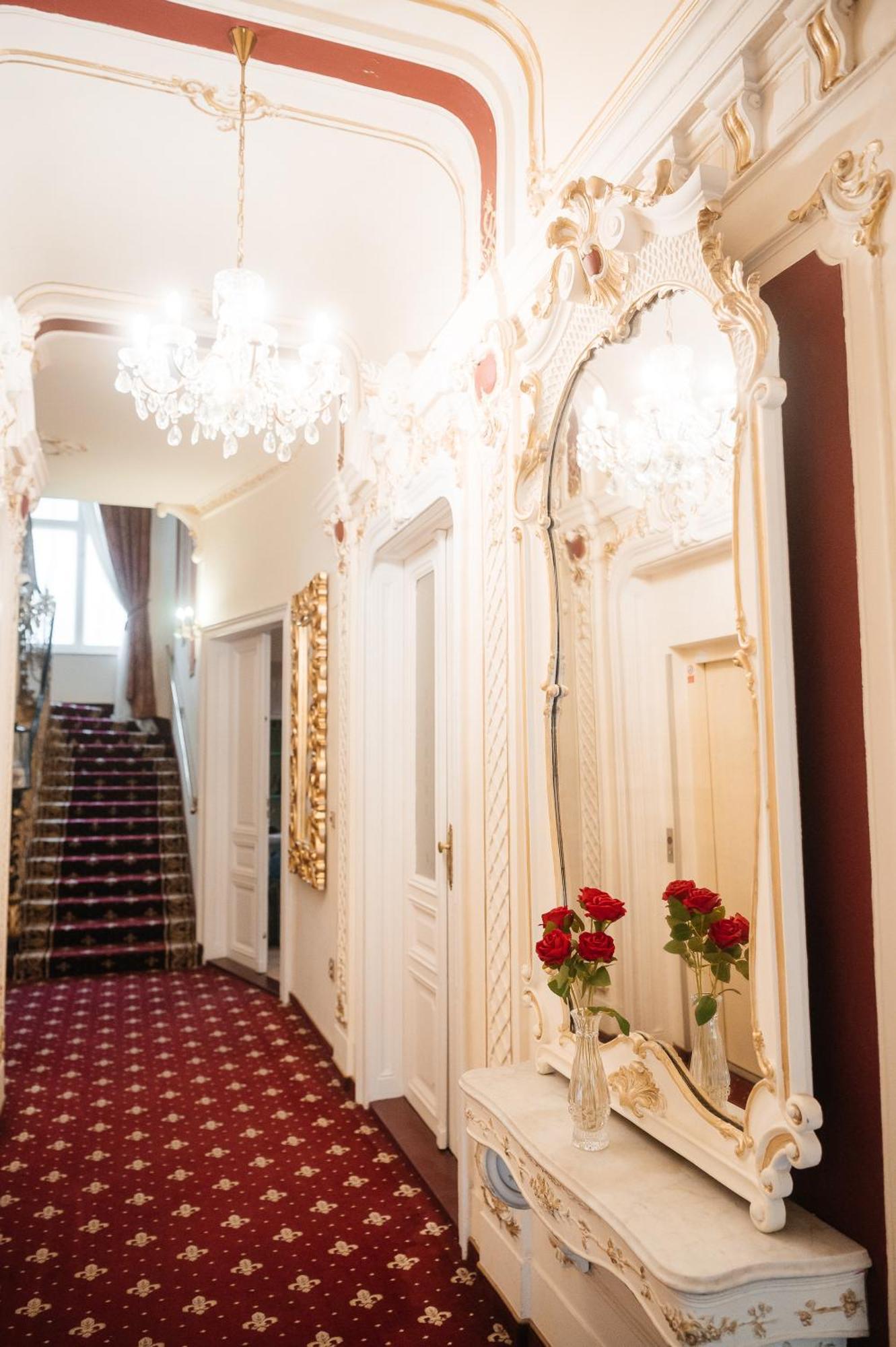 Alisa Hotel Karlovy Vary Exteriör bild