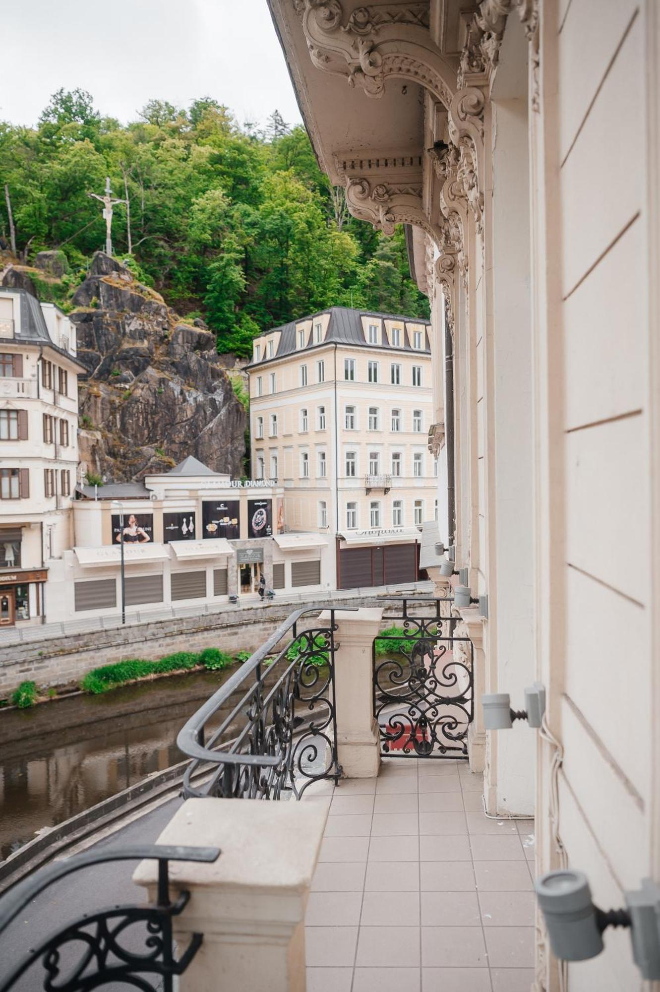 Alisa Hotel Karlovy Vary Exteriör bild