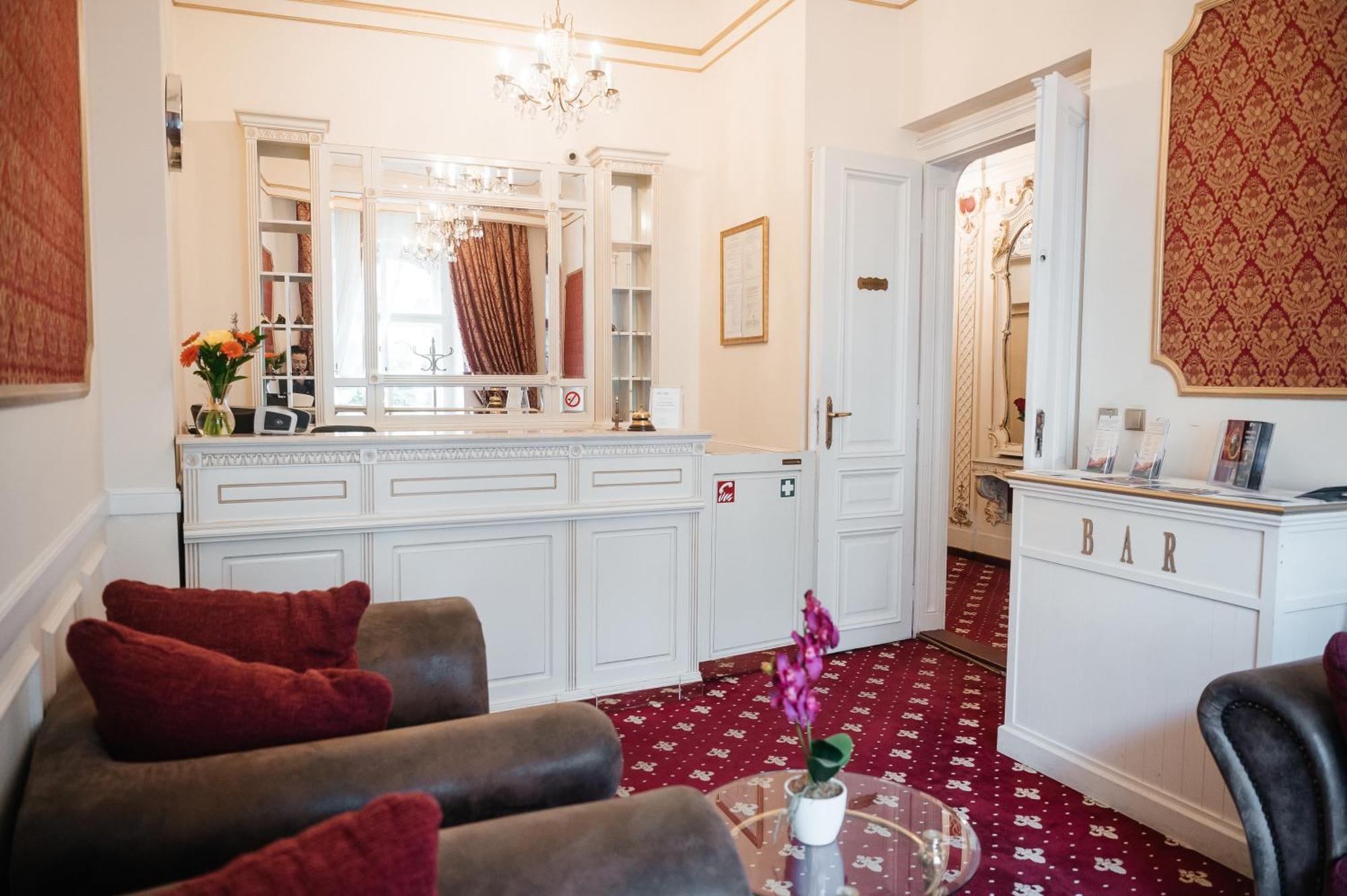 Alisa Hotel Karlovy Vary Exteriör bild