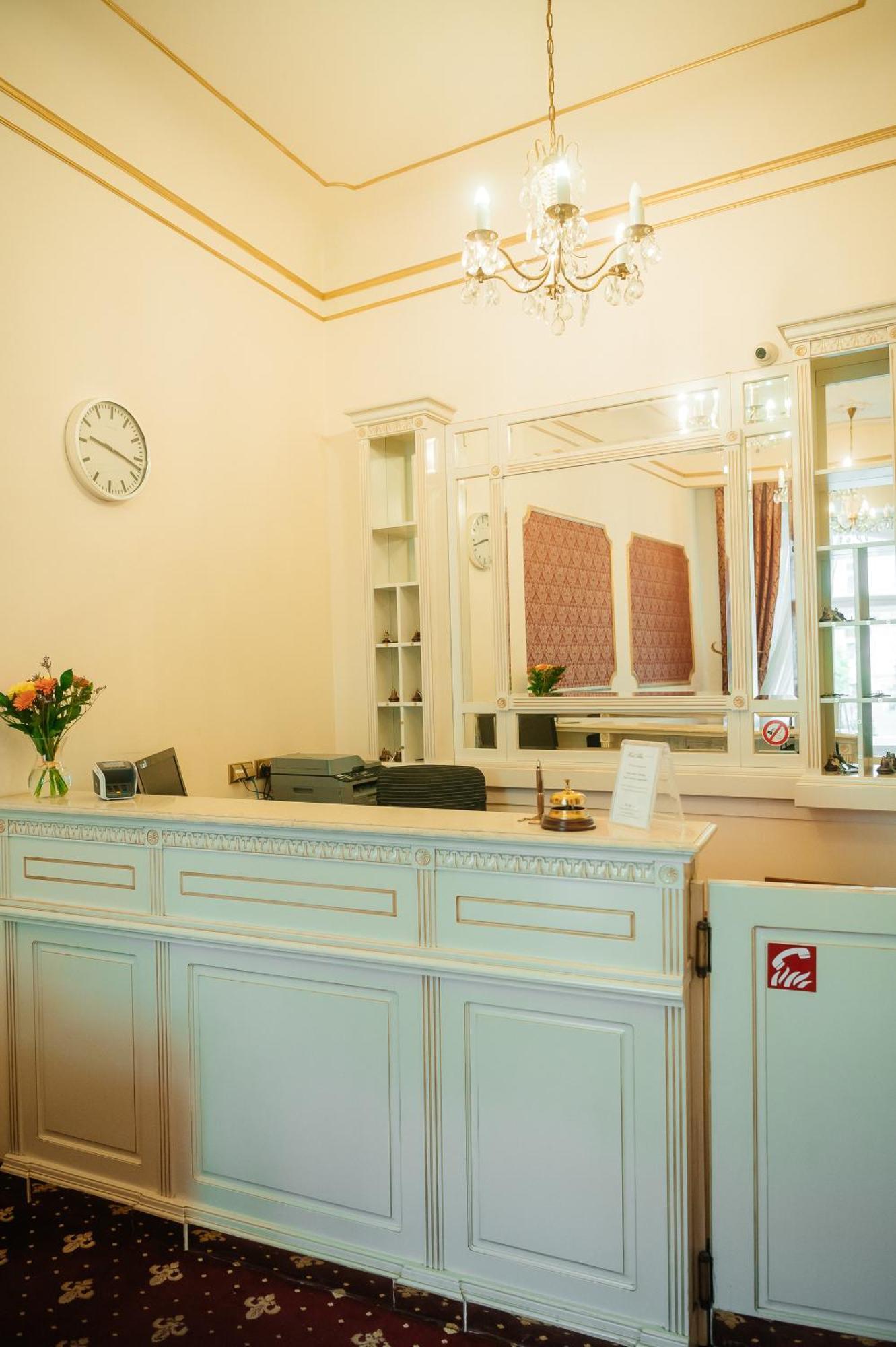 Alisa Hotel Karlovy Vary Exteriör bild