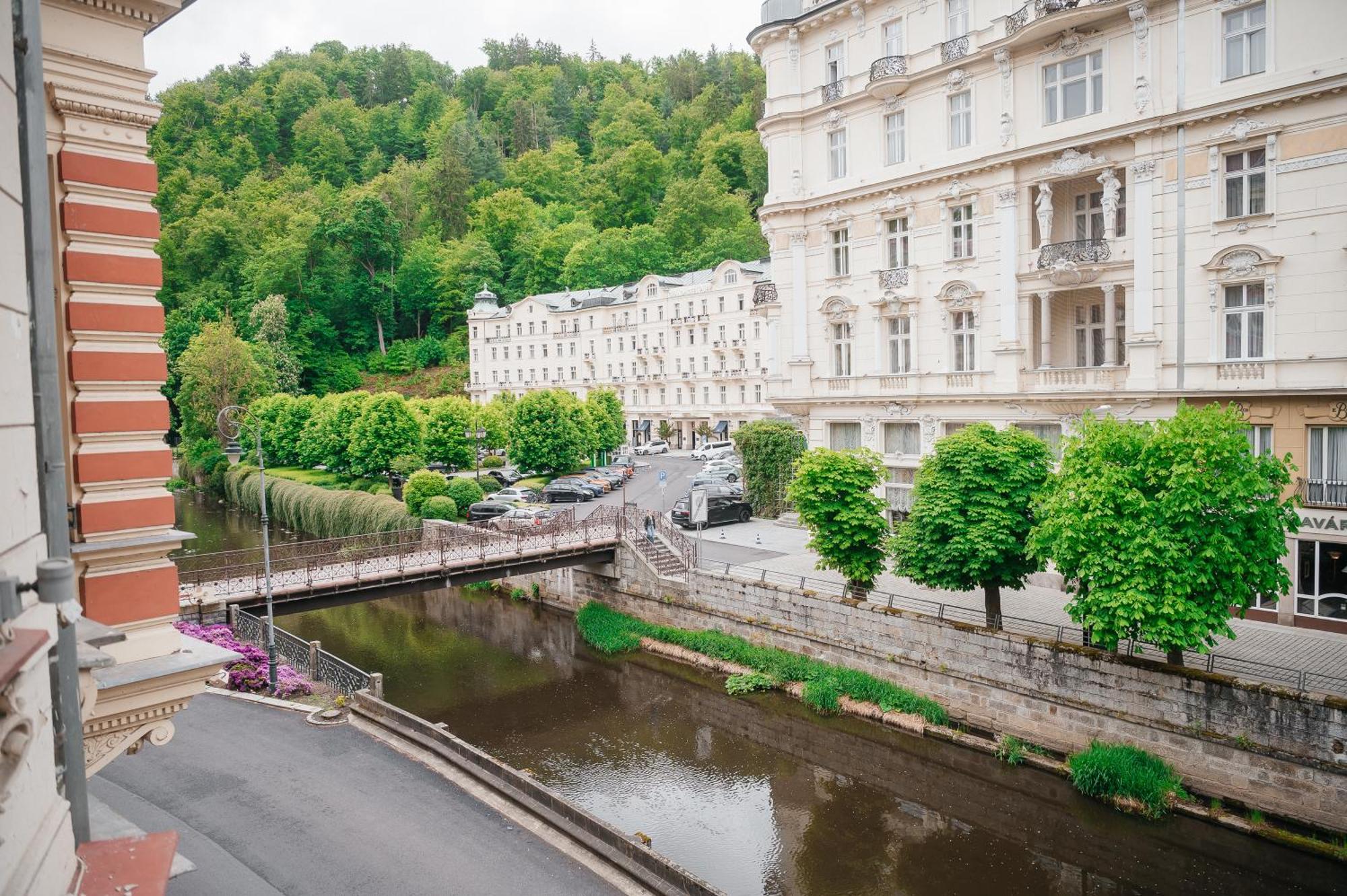 Alisa Hotel Karlovy Vary Exteriör bild